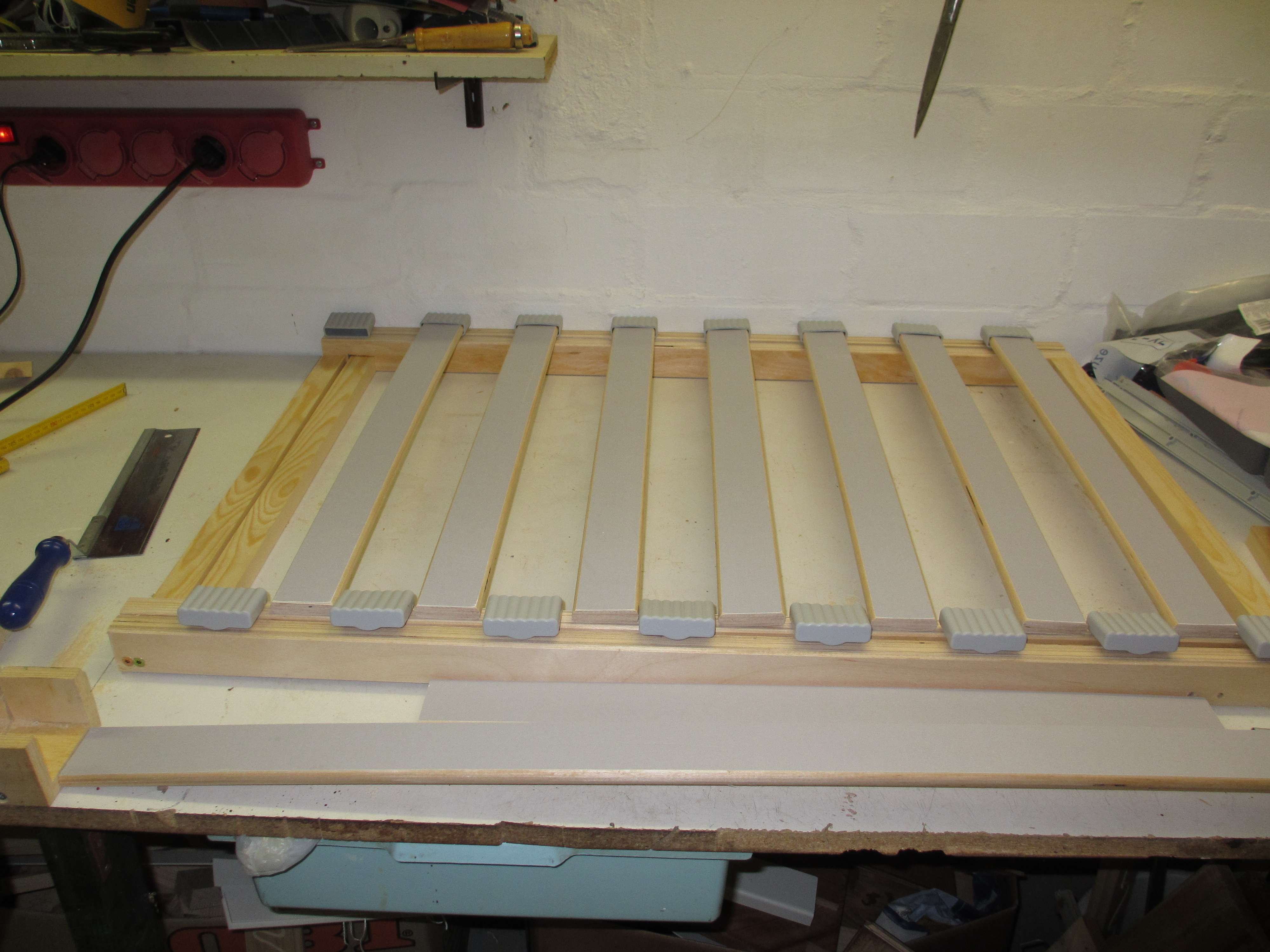 Den Teil des Lattenrosts kann man zusammenschieben. Den Grund sieht man